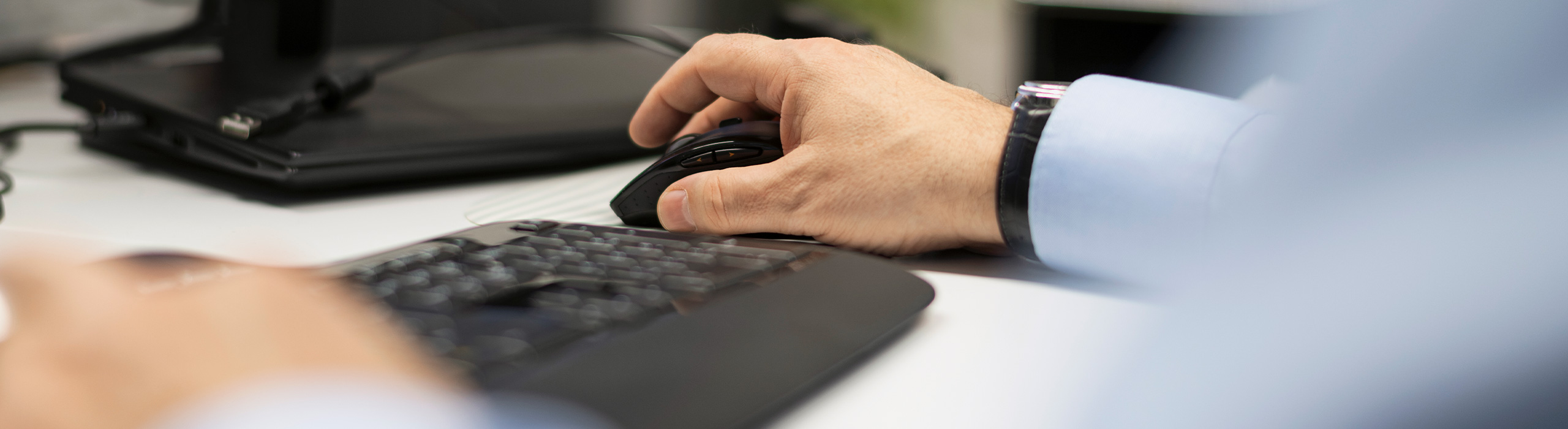 Closeup Person an Tastatur und Maus